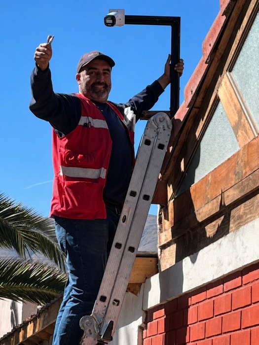 Manuel de Vigilancia Segura instalando una cámara de seguridad